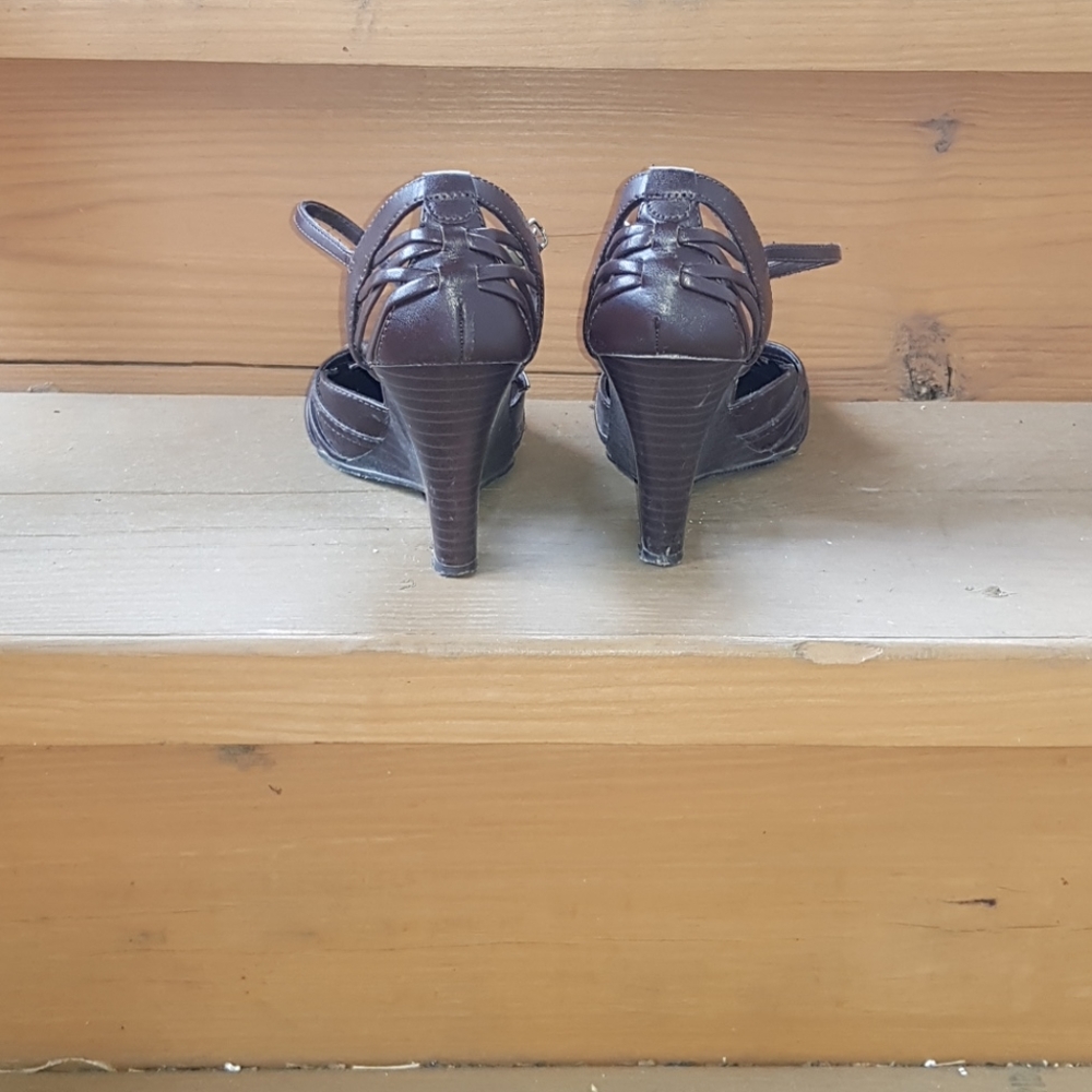 Heels - Picture 3 of 3